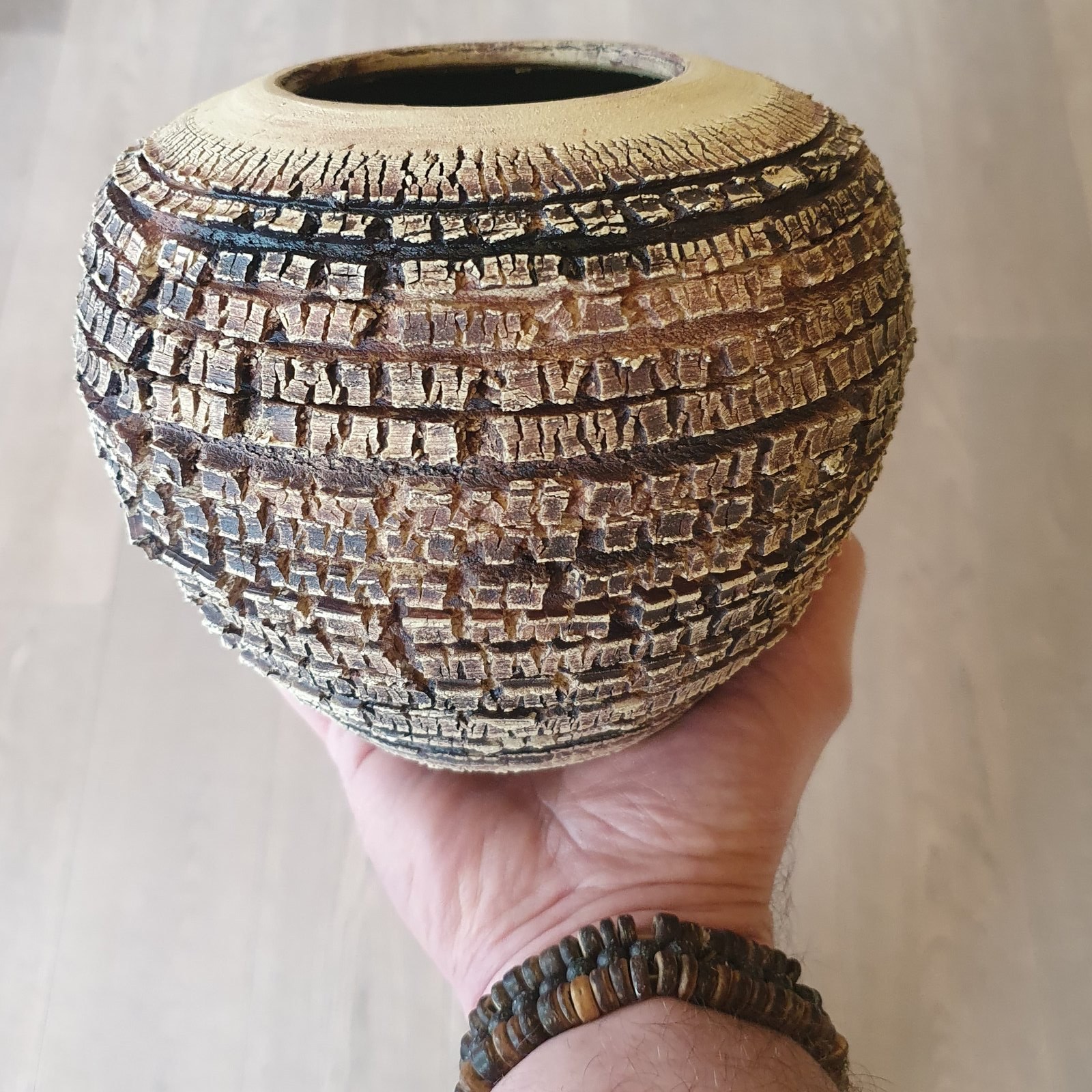 Gedraaide pot met diepe, blokkerige textuur