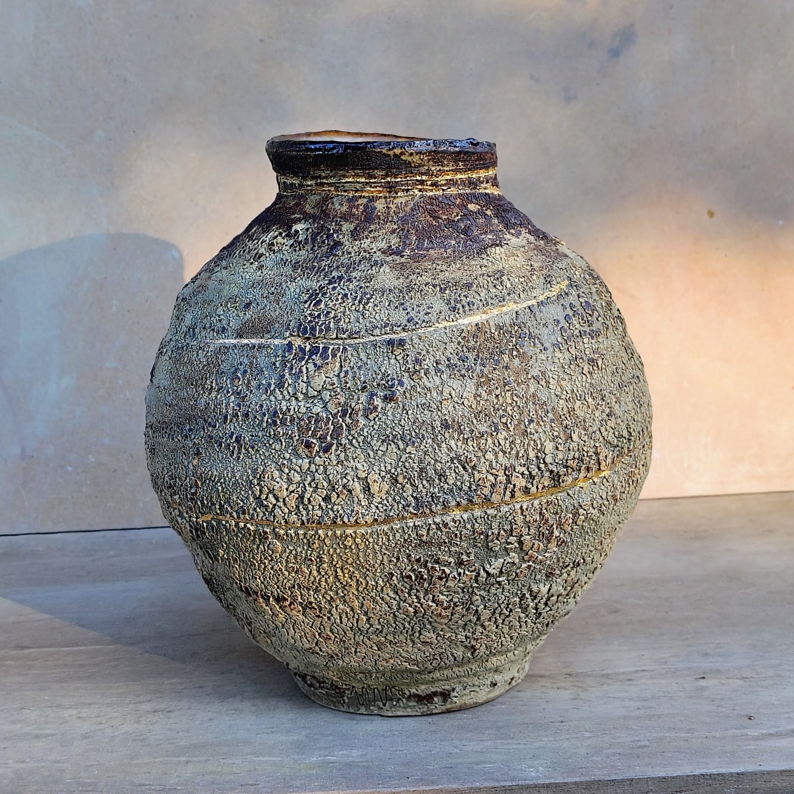 Bolle pot met ruwe textuur en smalle hals